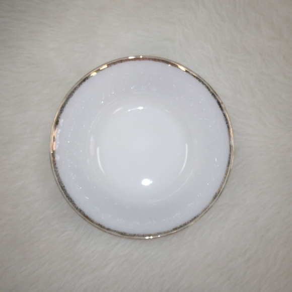 VINTAGE Fire King Milk Glass Ovenware 19 swirl bowl with gold edge - Picture 6 of 8